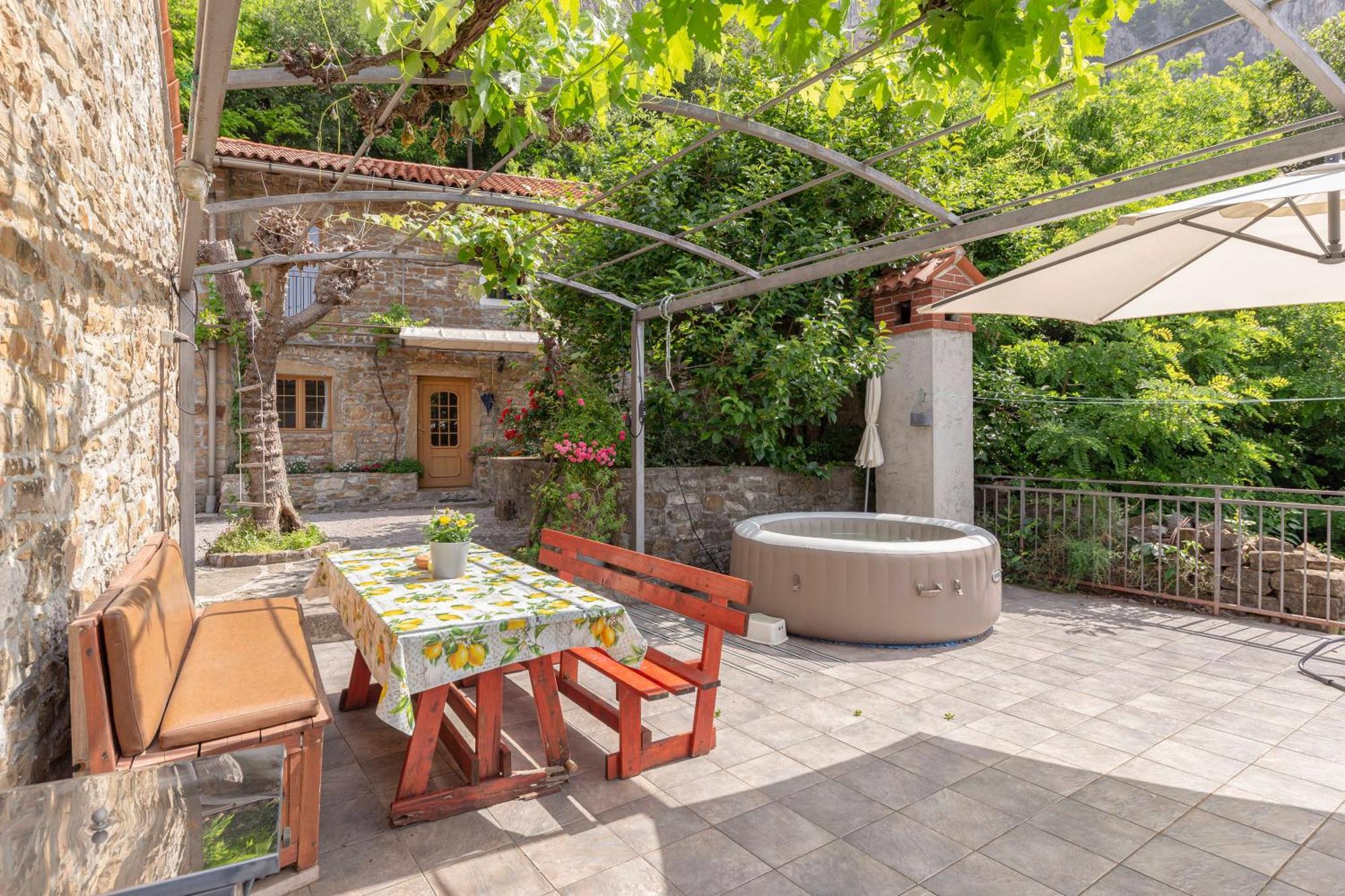 Under The Rock House In Osp With Hot Tub Apartment Exterior photo
