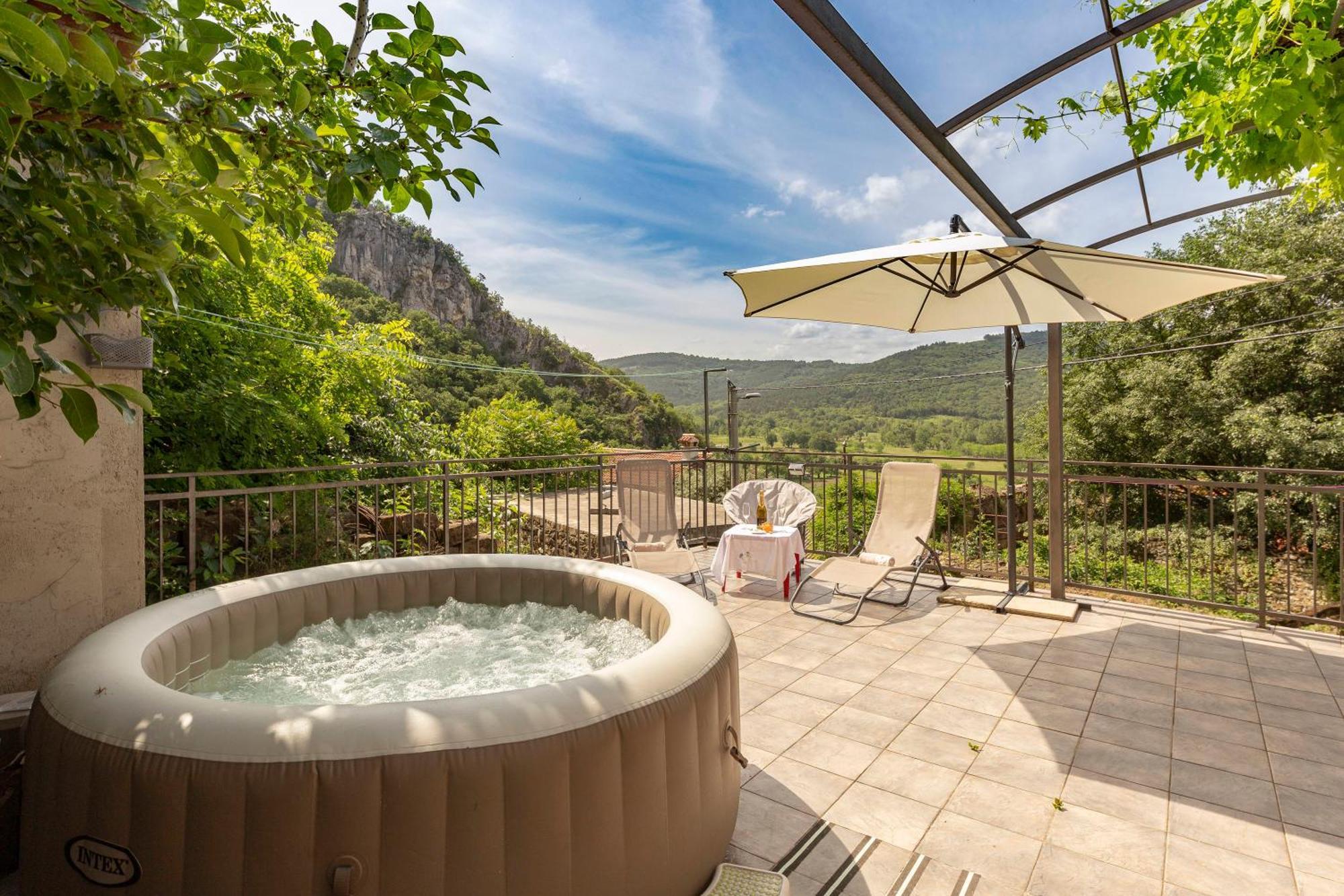 Under The Rock House In Osp With Hot Tub Apartment Exterior photo