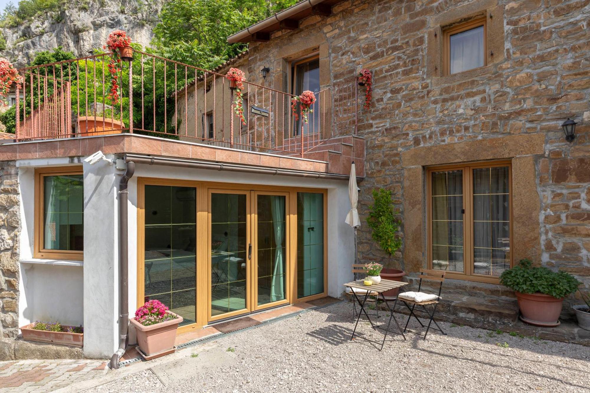 Under The Rock House In Osp With Hot Tub Apartment Exterior photo