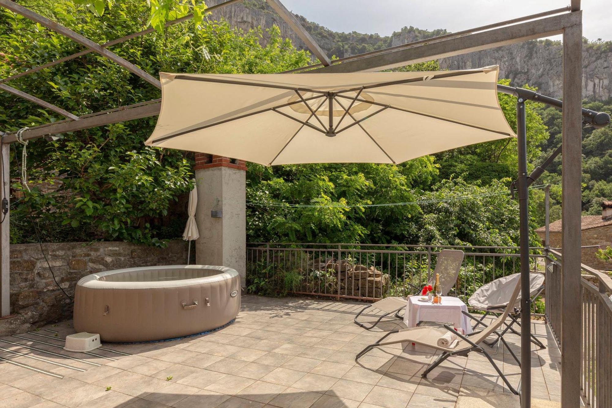 Under The Rock House In Osp With Hot Tub Apartment Exterior photo