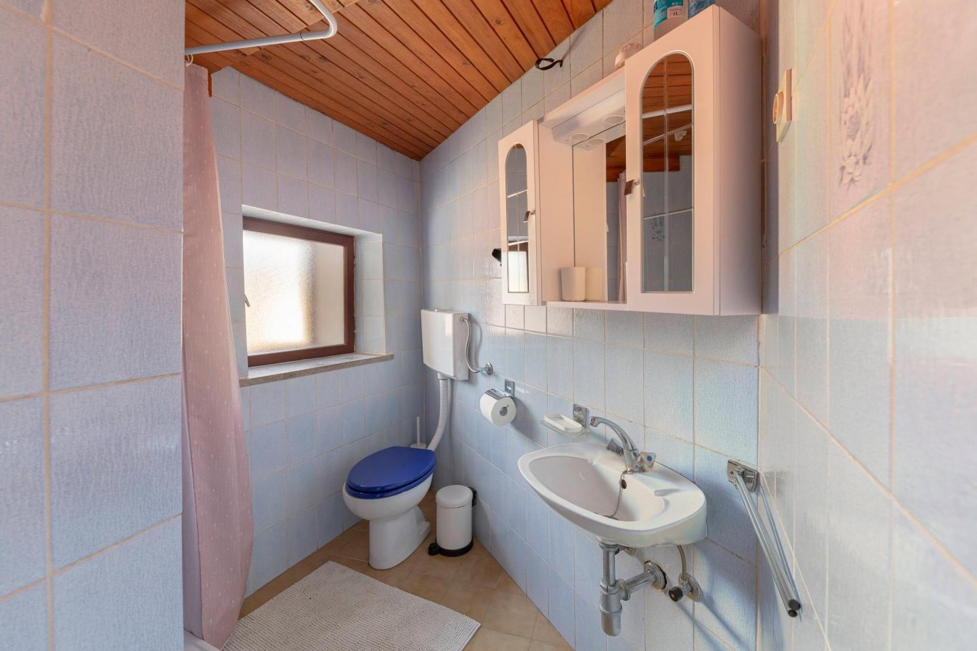 Under The Rock House In Osp With Hot Tub Apartment Exterior photo